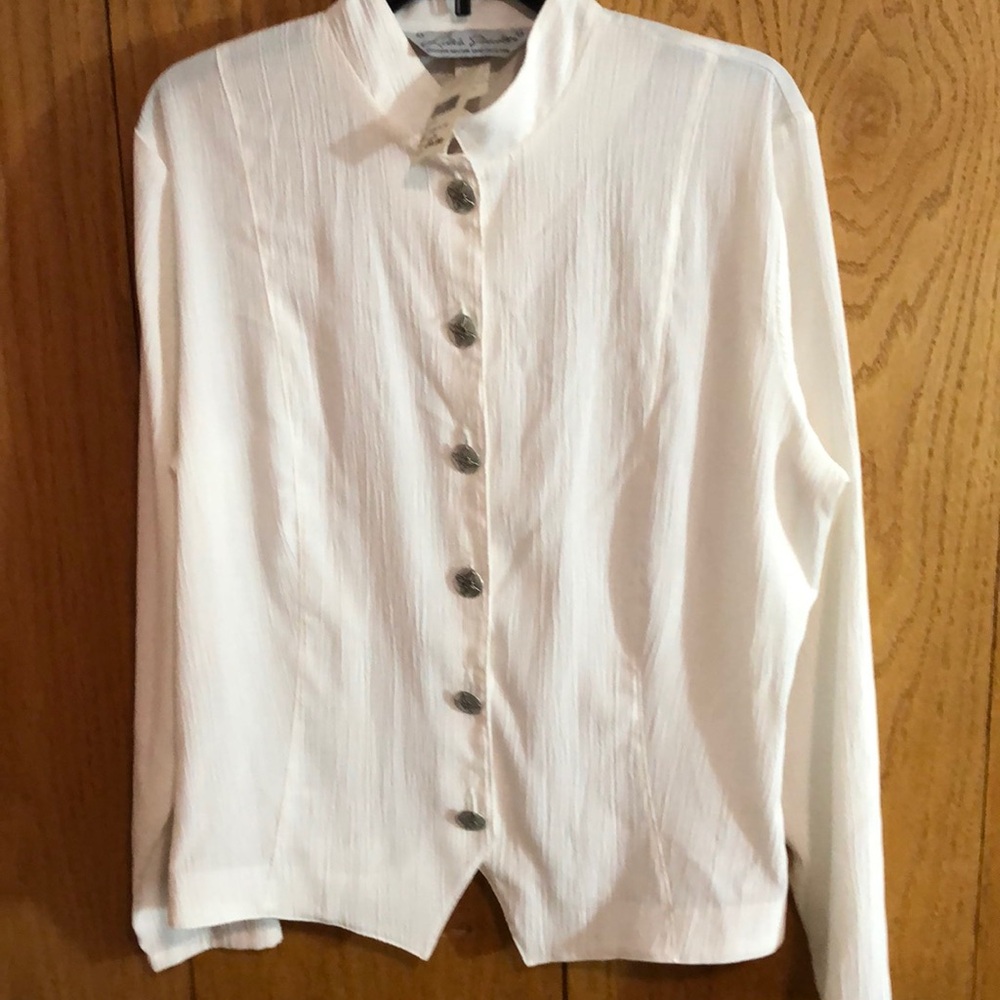 🆕💕Lilia Smith Western White Blouse Size Large ( fits Medium/ Large).